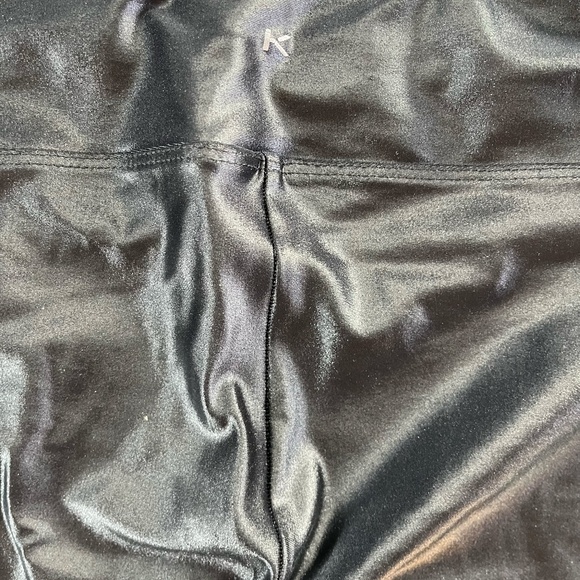 Great fit on most anyone-Shiny black leggings - Picture 3 of 5